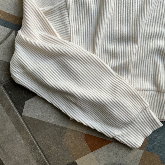 ALO Yoga Muse Hoodie in Ivory Size Small - Picture 8 of 10